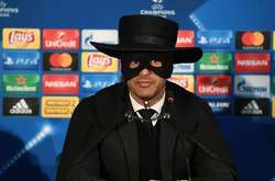 Тренер «Шахтера» отпраздновал выход в плей-офф «Лиги чемпионов» в костюме Зорро 