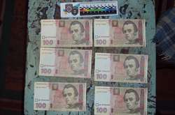 На Сумщине старушке выдали пенсию сувенирными сотками