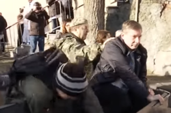 Скандал с пенсиями в Днепре: АТОшники отправили главврача в мусорник (видео)