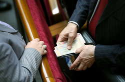 Народні депутати підвищили собі зарплати