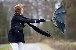 Погода на вихідні: після потепління прийде штормовий вітер з опадами