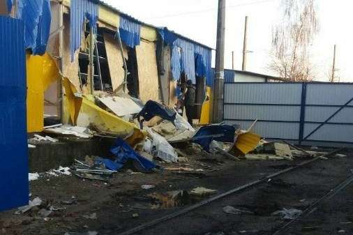 Благоустрій по-київські: в Дарницькому районі розгромили кіоски (фото)