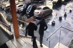 Похититель пытается забрать девушку с собой