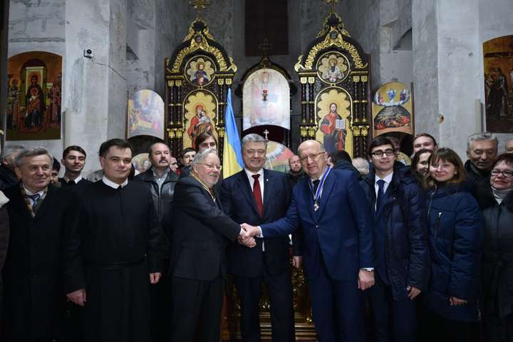 Президент вручив високі державні нагороди Вітаутасу Ландсбергісу та Андрюсу Кубілюсу за визначний особистий внесок у розвиток українсько-литовських відносин - Порошенко вручив орден Свободи першому керівнику Сеймасу Литви