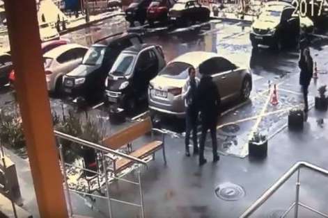 Резонансне викрадення в Києві: дівчину тягли по вулиці серед білого дня
