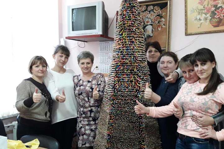 На Одещині зробили рекордну ялинку з олівців