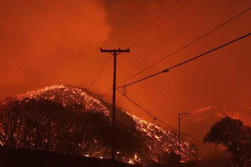 На боротьбу з вогнем в Каліфорнії направили 700 пожежників