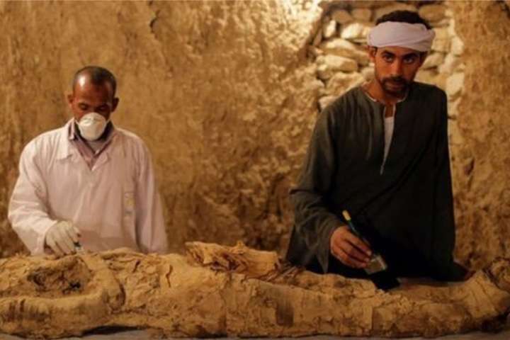 У Єгипті з гробниці дістали мумію віком 3,5 тисячі років