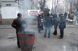 Біля будівлі СБУ у Києві залишається десяток прихильників Саакашвілі