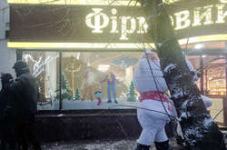 У Києві учасники «Маршу за імпічмент» розбили вітрину магазину «Рошен»