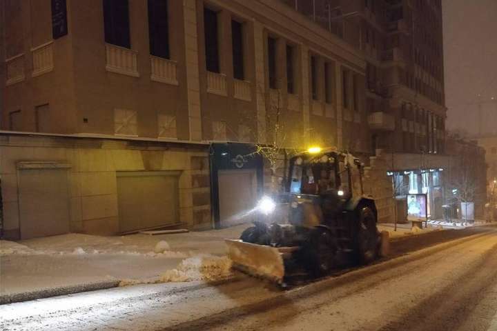 Столичні комунальники вийшли на вулицю прибирати сніг: фотодоказ