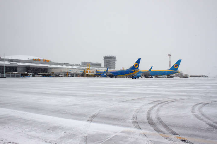 У «Борисполі» через сніг затримуються деякі рейси