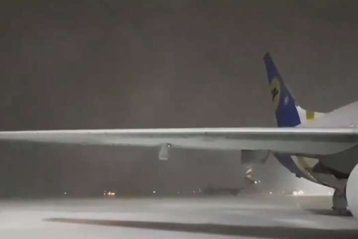 Вхурделило: аеропорт «Бориспіль» показав відео заметілі на злітній смузі
