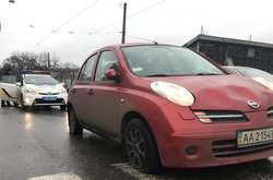 У центрі Києва авто в’їхало в зупинку: троє людей госпіталізовані