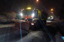 Комунальники виводять додаткову техніку на дороги столиці