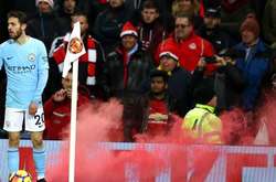 Шок для Англії: на футболі кинули піротехнічний засіб (фото)