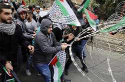 У Лівані розгніваний натовп намагався вдертися до посольства США 