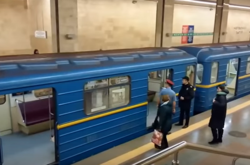 В киевском метро голый мужчина прорвался в кабину поезда (видео)