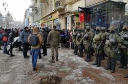 Поліція і Нацгвардія біля будівлі Печерського райсуду