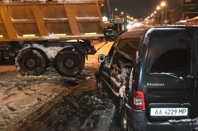 У столиці снігоприбиральна автівка скоїла ДТП: постраждала дитина