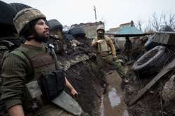  Українські бійці кпають окопи на передових позиціях Авдіївської промзони, 4 грудня 2017 року 