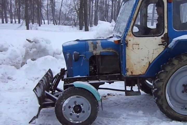 На Тернопільщині чоловік вкрав трактор у комунальників, щоб почистити дороги від снігу