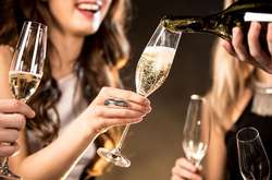 В преддверии праздников диетологи рассказали, чем нельзя закусывать шампанское
