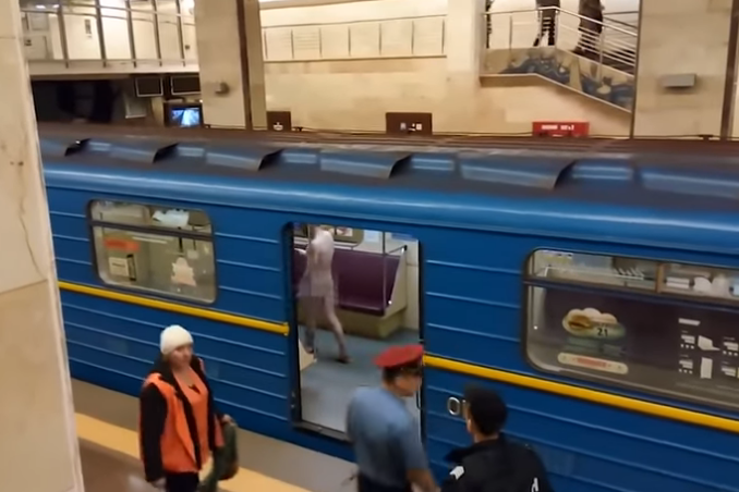 В киевском метро голый пассажир избил полицейских