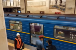 В киевском метро голый пассажир избил полицейских