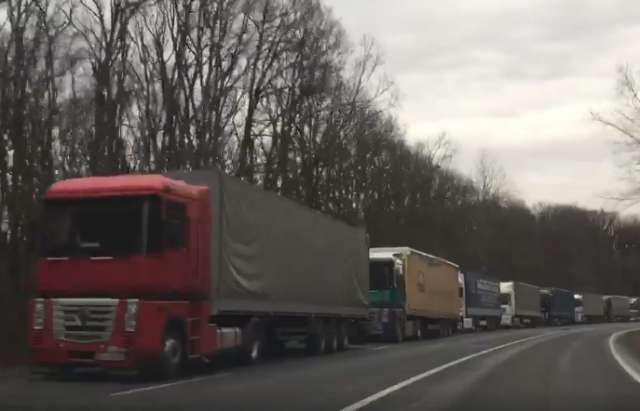На україно-словацькому кордоні утворився затор із понад 100 вантажівок