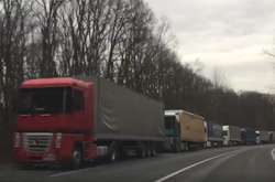 На україно-словацькому кордоні утворився затор із понад 100 вантажівок