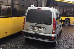 Тролейбус не може проїхати через легковий автомобіль