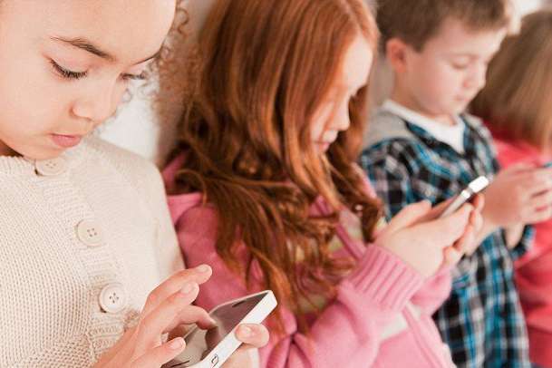 Во Франции детям запретят смартфоны в школах