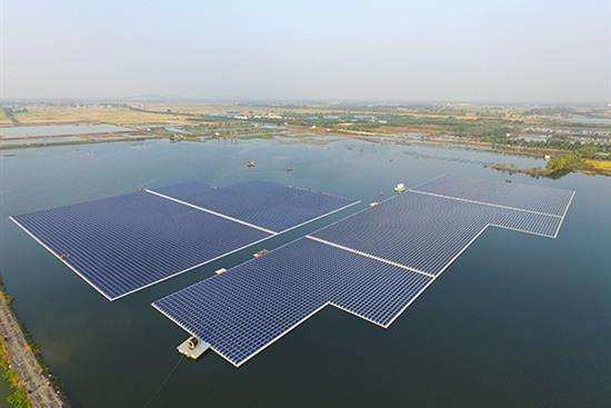 У Китаї почала працювати найбільша в світі сонячна електростанція на воді