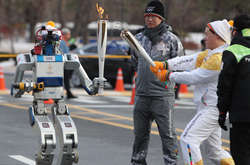 Олімпійський вогонь під час естафети вперше в історії передав робот