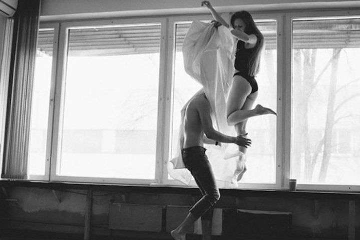 Черно-белая любовь: Фотограф показал невероятные снимки влюбленных пар