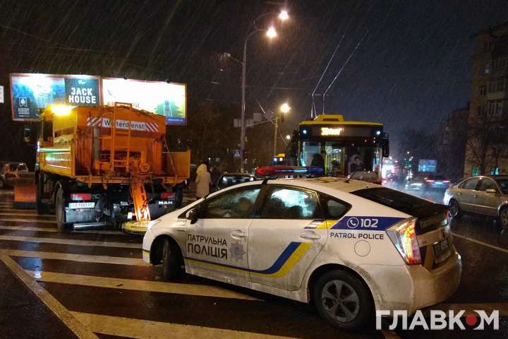 У Києві через ДТП на Печерському мосту зупинився рух тролейбусів 