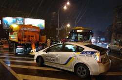 У Києві через ДТП на Печерському мосту зупинився рух тролейбусів 