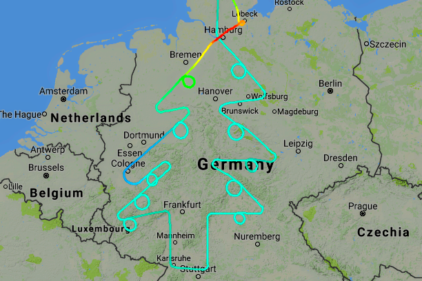 Літак еміратської авіакомпанії намалював у небі над Німеччиною прикрашену ялинку 