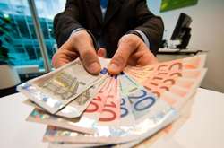 Українці зможуть вільно ввозити до країни більше 10 тисяч євро 