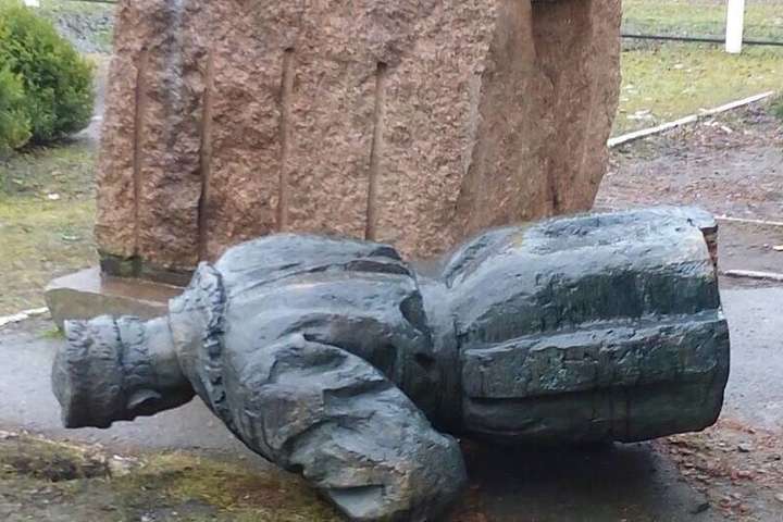На Чернігівщині скинули пам’ятник генералу НКВС