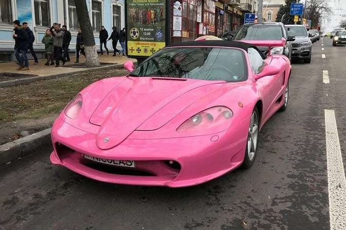 Рожевий Ferrari ганяє вулицями Києва (фото)