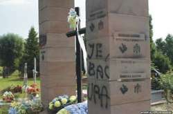 Осквернений пам'ятник воїнам УПА в польському селі Грушовичі