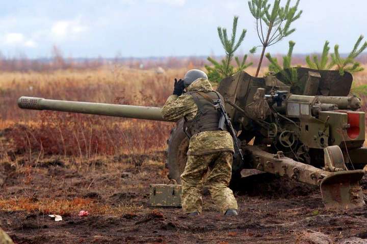 Бойовики понад дві години гатили по українських позиціях біля Луганського
