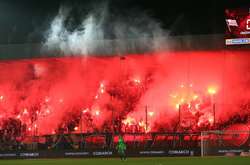 Під час футбольного матчу у Польщі фанати закидали суперників феєрверками (відео)