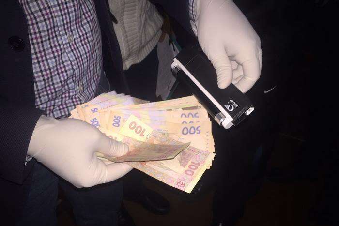 На Харківщині державний виконавець попався на хабарі у 8 тис. грн