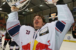 Американський воротар своїми вчинками змушує змінювати хокейні правила (відео)