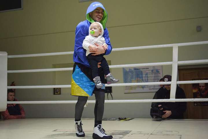 Український чемпіон з боксу провів відкрите тренування разом з маленькою донькою (фотогалерея)