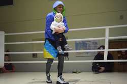 Український чемпіон з боксу провів відкрите тренування разом з маленькою донькою (фотогалерея)