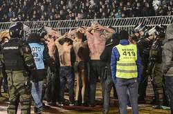 Футбольне дербі по-сербськи: жорстока бійка між своїми та відібрані штани (фотогалерея і відео)